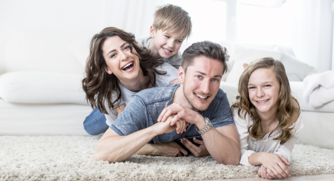 Bild einer fröhlichen Familie, die in einer Mietwohnung lebt.